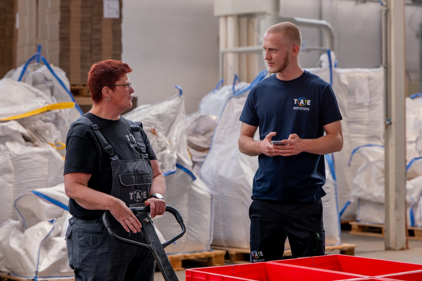Big Bags mit Kunststoff-Mahlgut im Lager von TAE Wertstoffe in Neidenstein