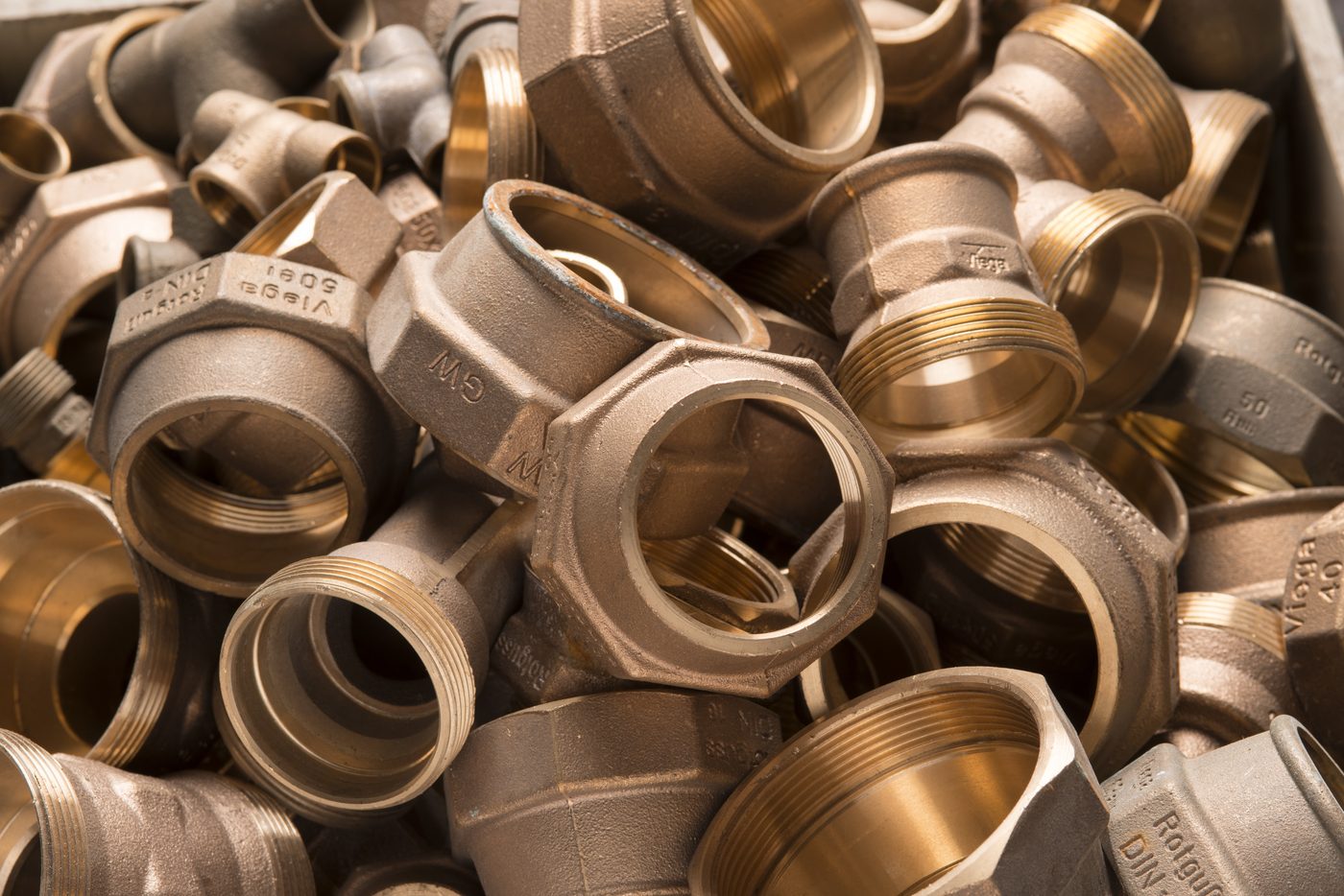 Messing-Fittings und Rotguss im Metallankauf bei TAE Wertstoffe
