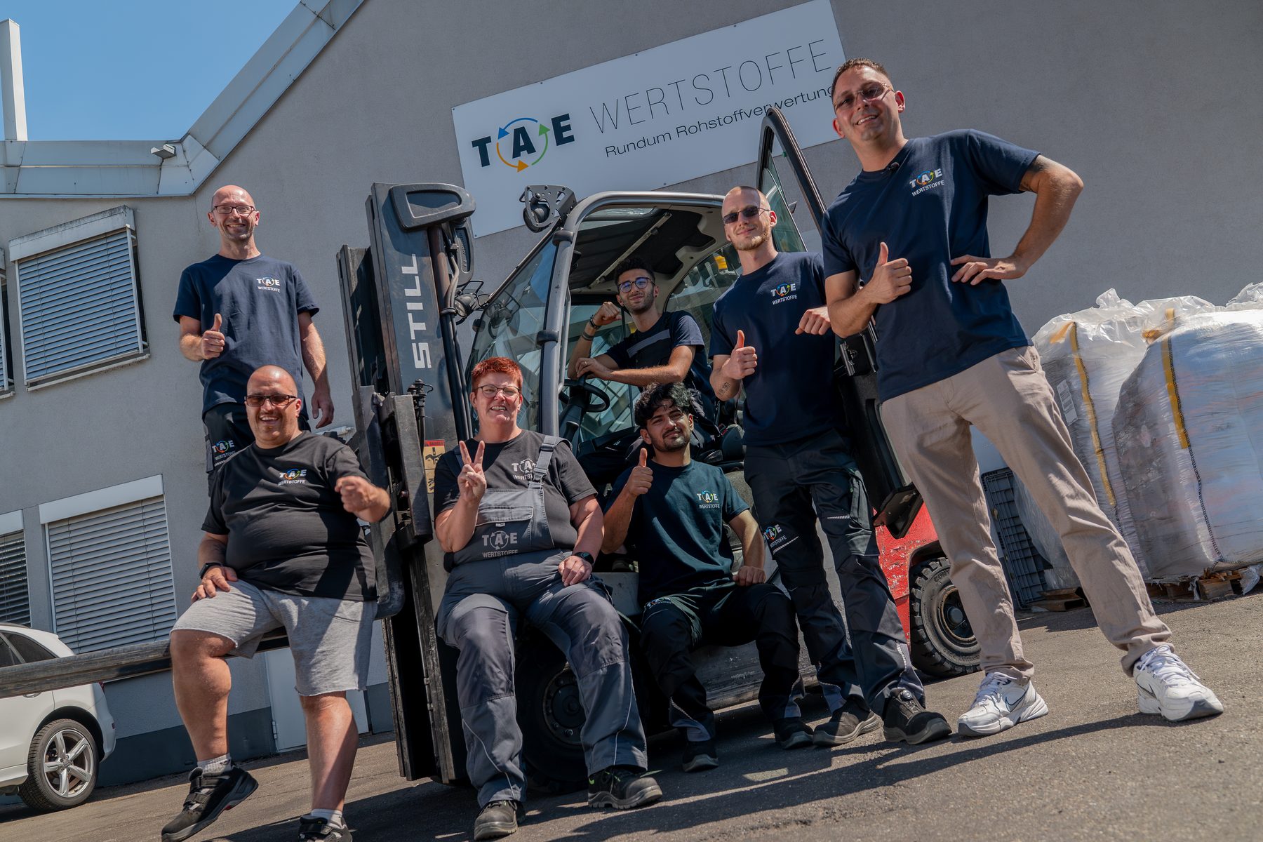 Das Team von TAE Wertstoffe vor dem Firmengebäude in Neidenstein